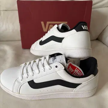 새상품 VANS OFF THE WALL 스니커즈 화이트/블랙 26cm