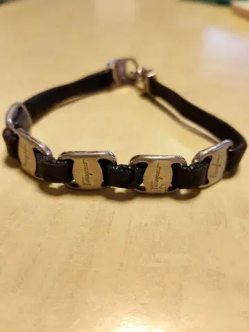 Ferragamo 가죽과 금속의 팔찌