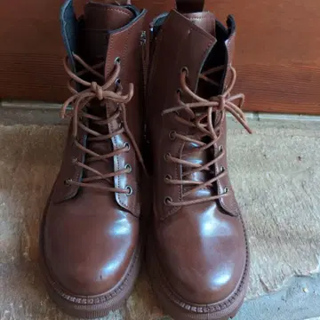 브라운 가죽 레이스업 부츠 통굽
