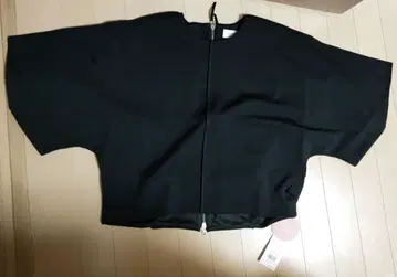 emmi 와이드 슬리브 상의 블랙