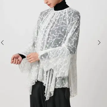 [ 미사용 새상품 ] 레이스 불규칙 프릴 블라우스