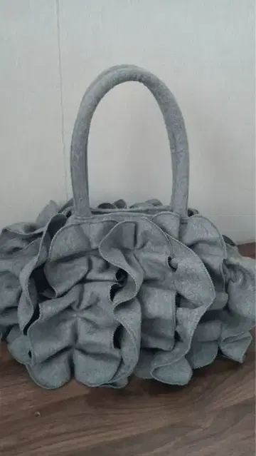 미사용 로라 애슐리 그레이 하늘하늘 개더 펠트 백