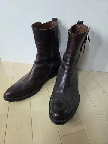 MOMA 다크 브라운 가죽 앵클부츠