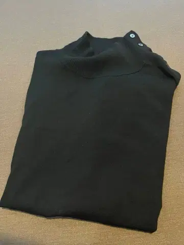 띠어리 럭스 버튼 달린 하이넥 니트 블랙