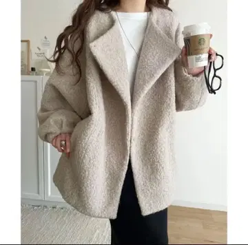 풍성한 코쿤 실루엣으로 살짝 걸리시하게 연출. 노카라 코쿤 보아 코트