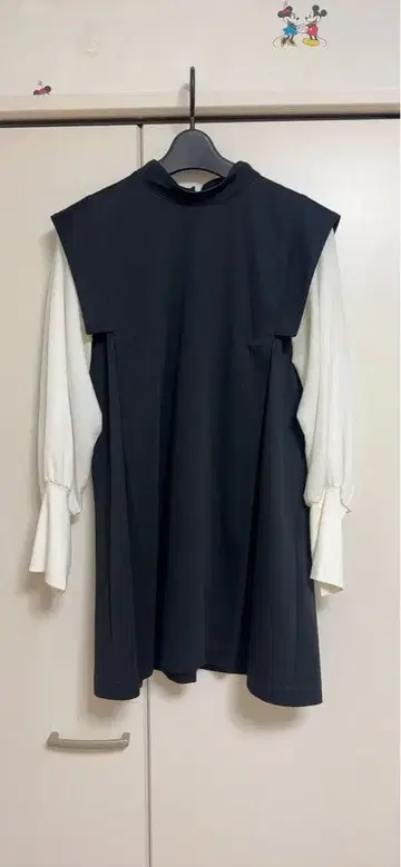 블랙 화이트 콤비네이션 하이넥 드레스