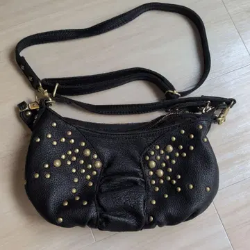 블랙 가죽 숄더백 스터드 부착