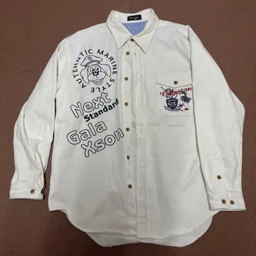 화이트 긴팔 셔츠 프린트 디자인