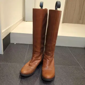 마가렛호웰 브라운 가죽 롱 부츠