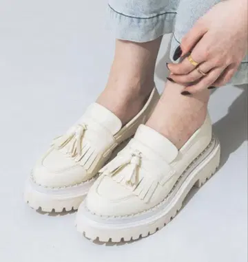 화이트 프린지 통굽 로퍼