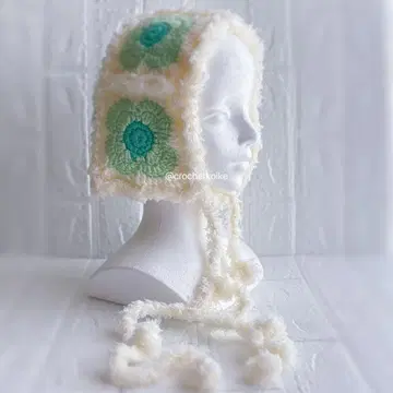 따뜻하고 신성한 분위기의 꽃무늬 보닛