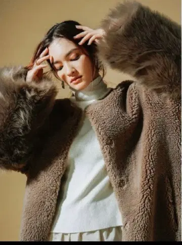 CELFORD 셀포드 소매 퍼 달린 보아 코트