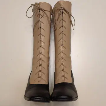베이지와 블랙의 레이스업 롱 부츠
