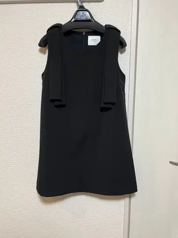 AMERI 블랙 슬리브리스 상의