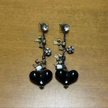 Betsey Johnson 하트 귀걸이 블랙