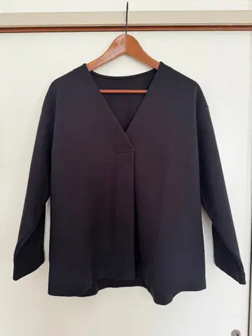 블랙 V넥 긴팔 상의