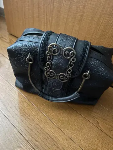 블랙 엠보싱 가죽 백