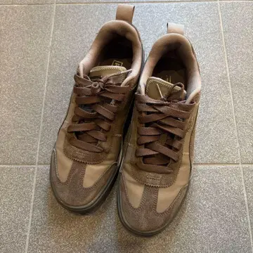 PUMA 브라운 스니커즈