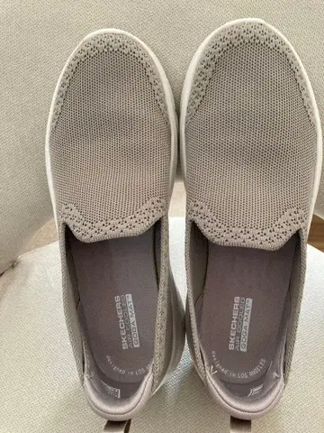 Skechers GOwalk 다크 베이지 슬립온