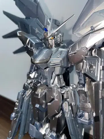 조립 완료 MG 1/100 프리덤 건담 Ver.2.0 [실버 코팅]