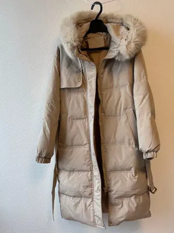 [새상품급] 퍼 후드 포함 베이지 롱 다운 코트 다운 90%