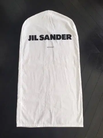 질 샌더 의류 커버입니다