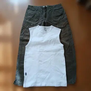 카키색 카고 팬츠와 슬리브리스