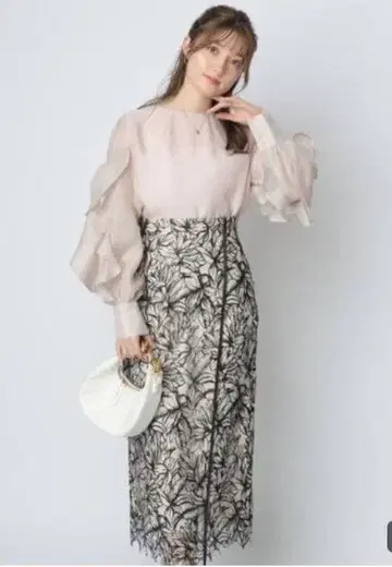 아푸와이저 리셰 라인 자수 타이트 스커트