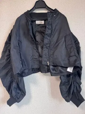 [ 가격 인하 ] 볼륨 리본 슬리브 크롭 자켓 블랙