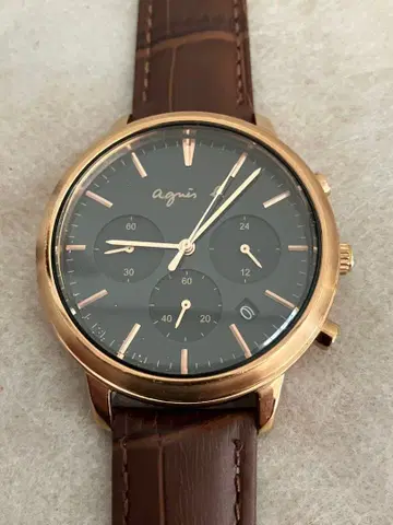 작동 agnes b. 에네스베 골드 크로노그래프 QZ 손목시계