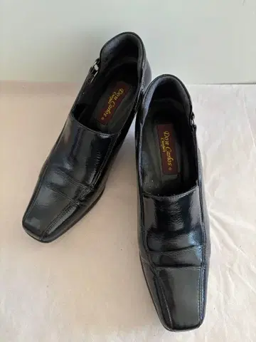 블랙 에나멜 가죽 웨지힐 펌프스 돈카를로스