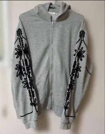 하그유 자수 돌먼 후드티