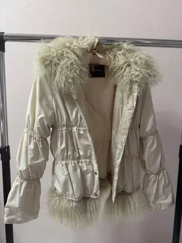 아이보리 플리스 부착 다운 자켓