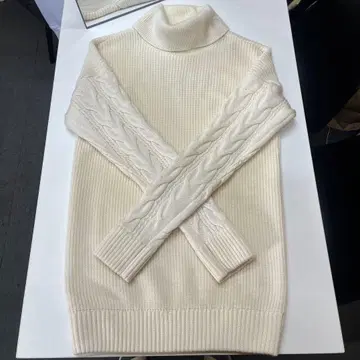 아이보리 터틀넥 니트