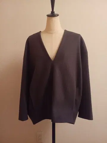 스터닝 루어 다크 그레이 V넥 오버사이즈 상의