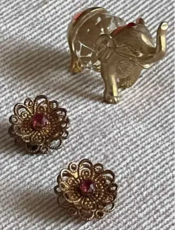 영국 빈티지 주얼리 작은 귀찌 꽃 모티브 루비색