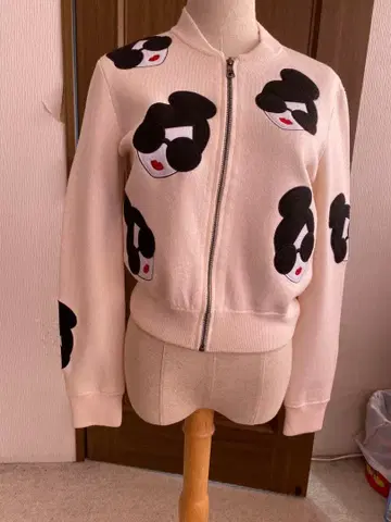 캐릭터 자수 크림색 가디건