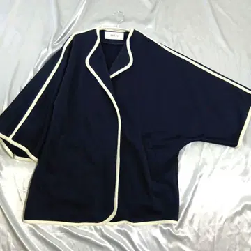 SOEJU 소쥬 파이핑 케이프 코트 노카라 네이비