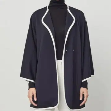 SOEJU 소쥬 파이핑 케이프 코트 노카라 네이비