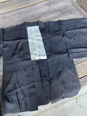 블랙의 심플한 겉옷