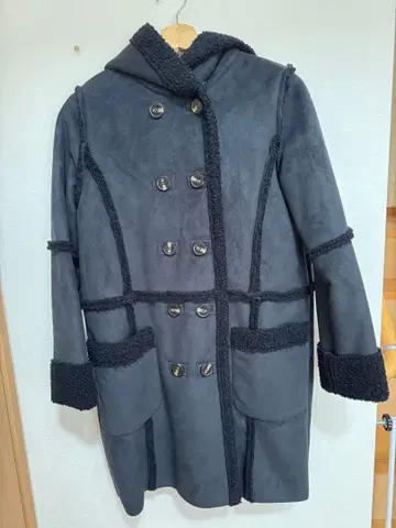 그레이 후드 부착 무스탕 코트 무릎 기장