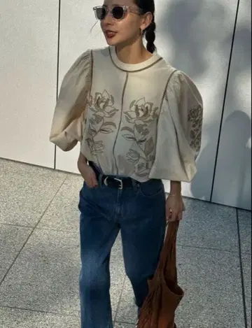 AMERI PUFF EMBROIDARY LACE BLOUSE 아이보리