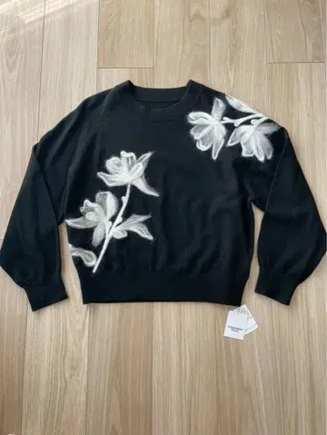 [택 포함 새상품] 스트로베리 필드 꽃무늬 울 니트 블랙