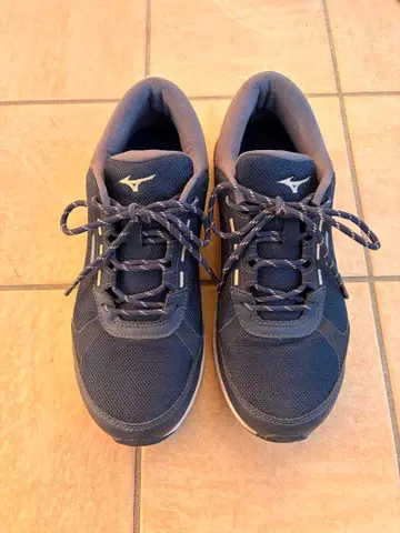 미즈노 네이비 스니커즈