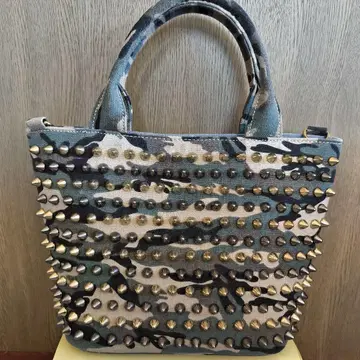 카모 패턴 스터드 토트백