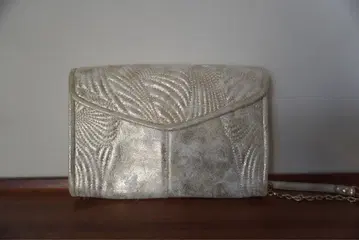 실버 엠보싱 가공 클러치백