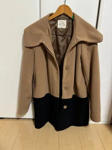 큼직한 카라 부착 코트 베이지 블랙