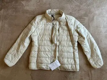 연한 베이지색 퀼팅 다운 자켓