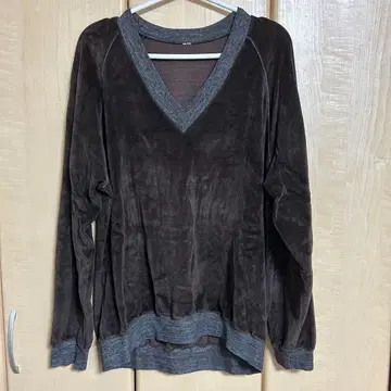 브라운 V넥 벨로아 맨투맨