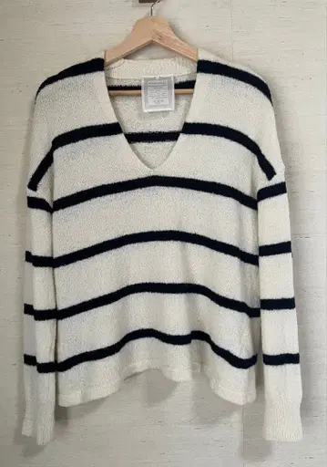 BEARDSLEY 비어즐리 모노톤 보더 V넥 니트